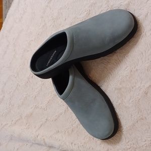 Rockport sz 7 1/2, genuine leather clogs in pale colonial blue. NWOT